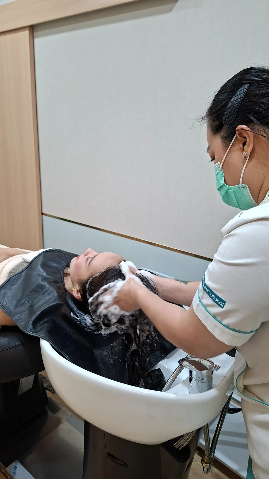 ขั้นตอนสระและทำความสะอาดหนังศีรษะในโปรแกรม Bioscor Hair Treatment