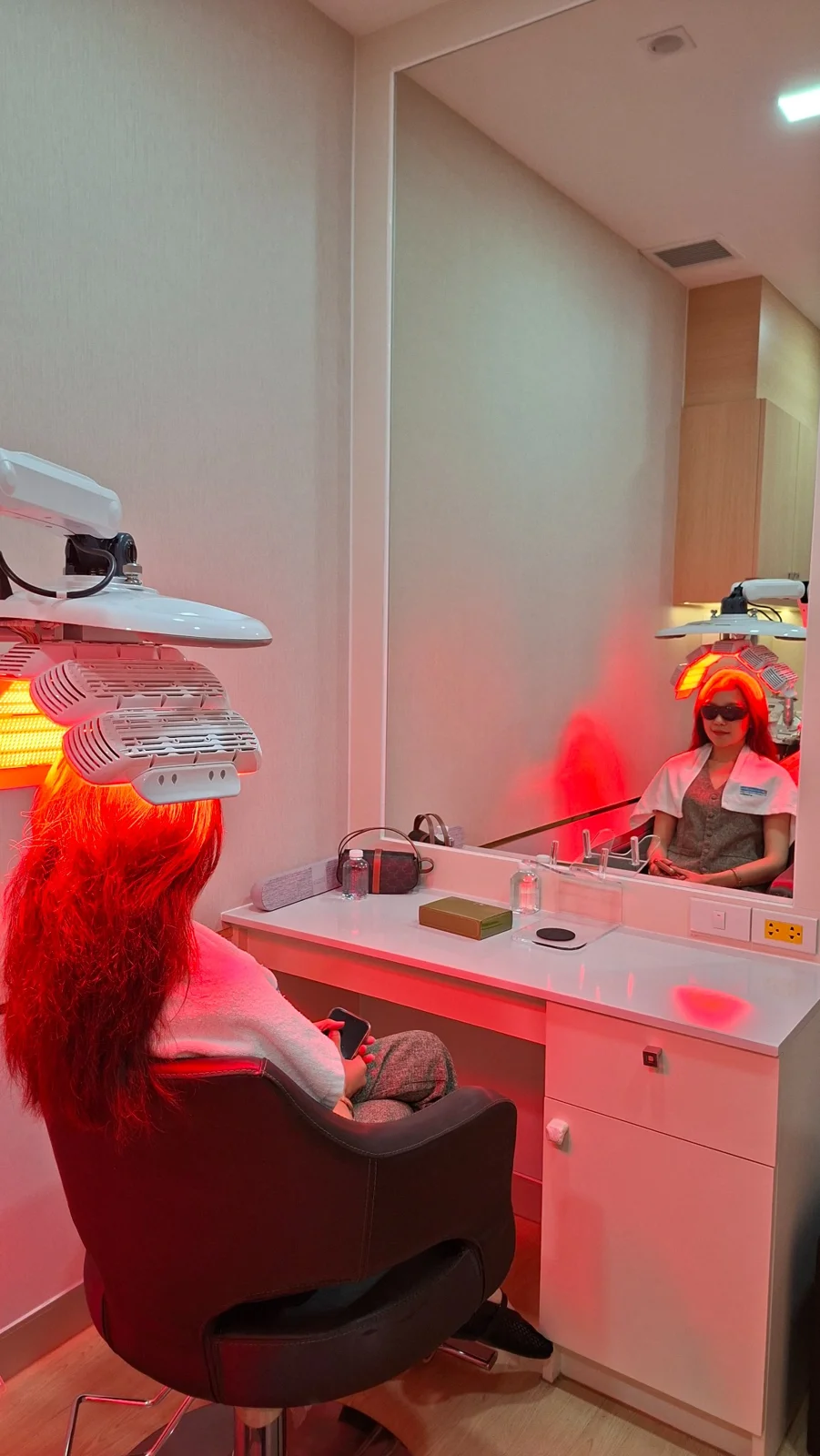 การดูแลหนังศีรษะด้วยแสงแดงในโปรแกรม Bioscor LED Light Therapy